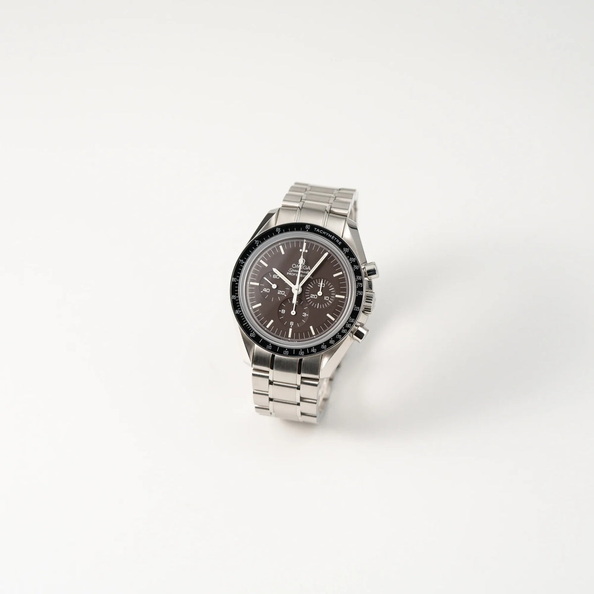 Leicht schräge Ansicht der Omega Speedmaster Professional Moonwatch mit einem braunen Zifferblatt
