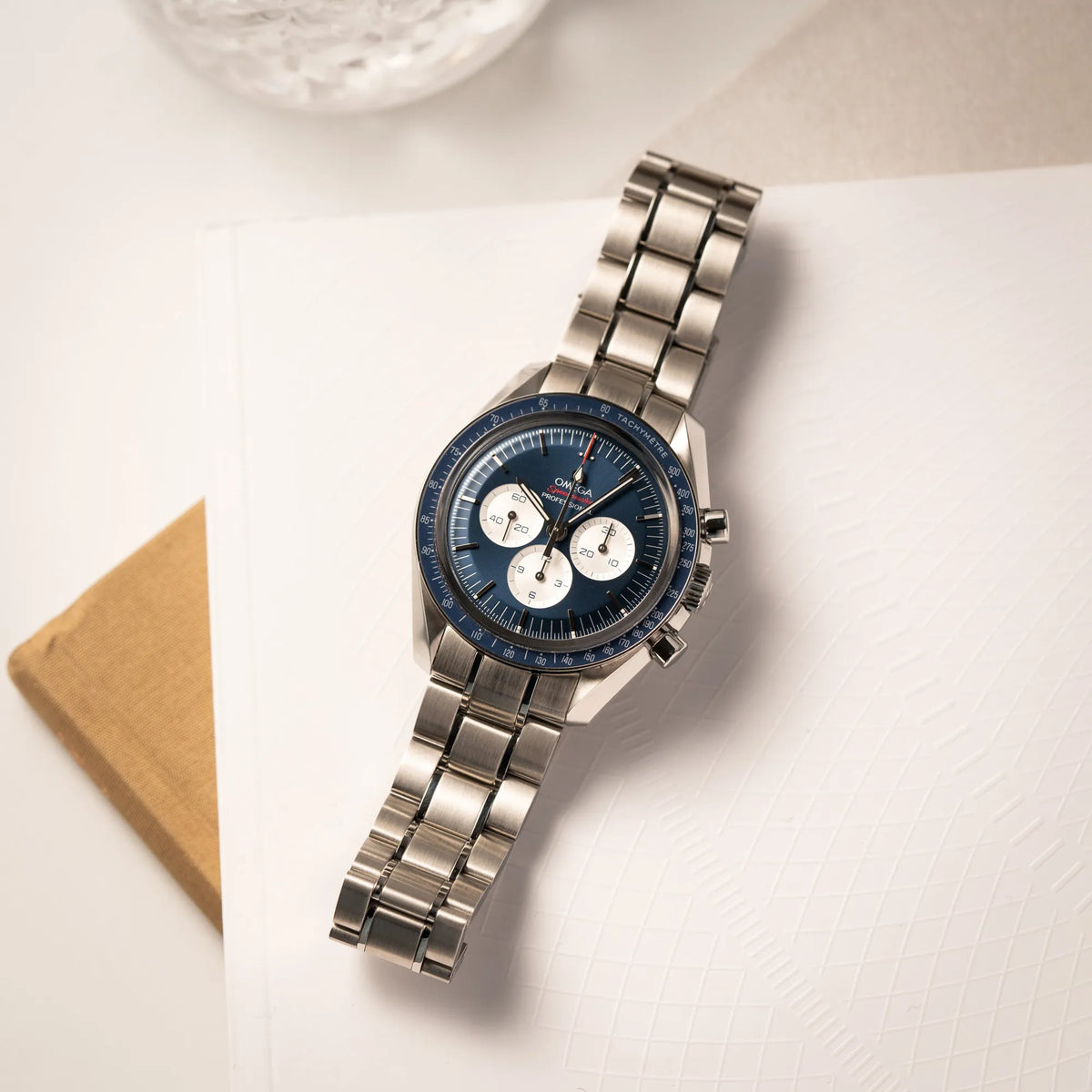 Omega Speedmaster Professional Moonwatch Tokyo Limited Edition mit blauem Zifferblatt und weißen Sub-Dials