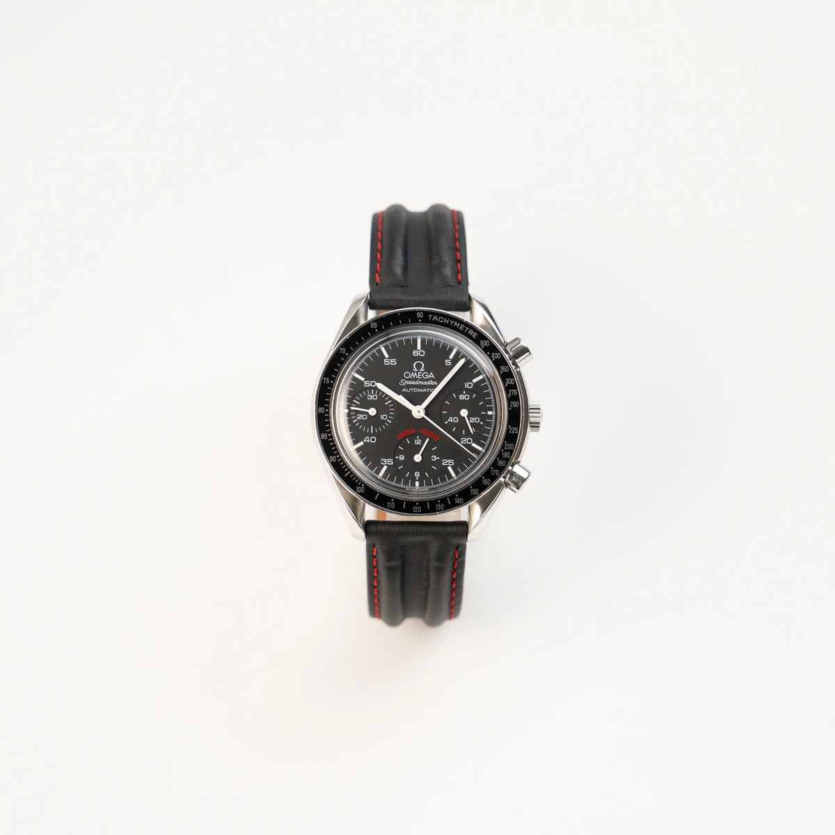 Frontale Ansicht der Omega Speedmaster Reduced AC Mailand 100th Anniversary Limited Edition