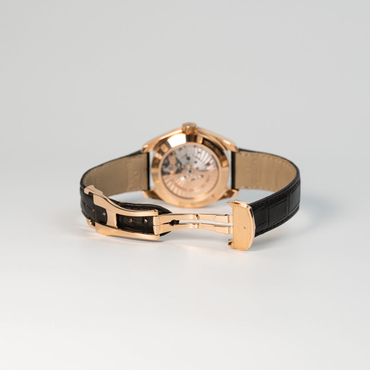 Liegende Omega Seamaster Aqua Terra Annual Calender mit rosségoldenem Gehäuse mit  geöffneter Faltschliesse