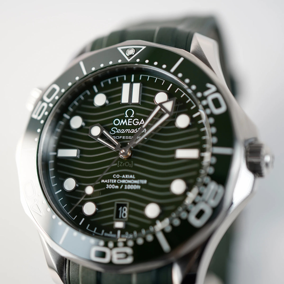 Detailaufnahme des Zifferblatts der oliven Omega Seamaster Professional Diver 300m