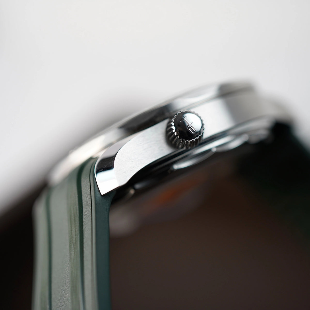 Detailaufnahme des Bandanstoßes der Omega Seamaster Diver 300m am olivgrünen Kautschukband