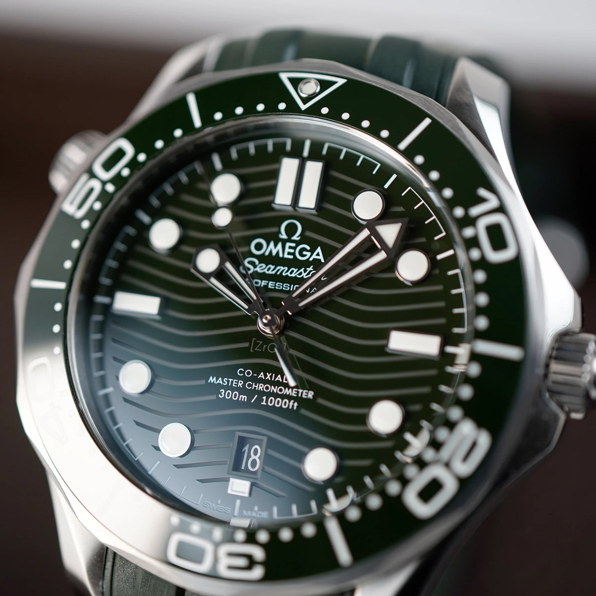 Makroaufnahme des Zifferblatts der Omega Seamaster Professional 300m mit olivgrünem Zifferblatt und olivgrüner Lünette
