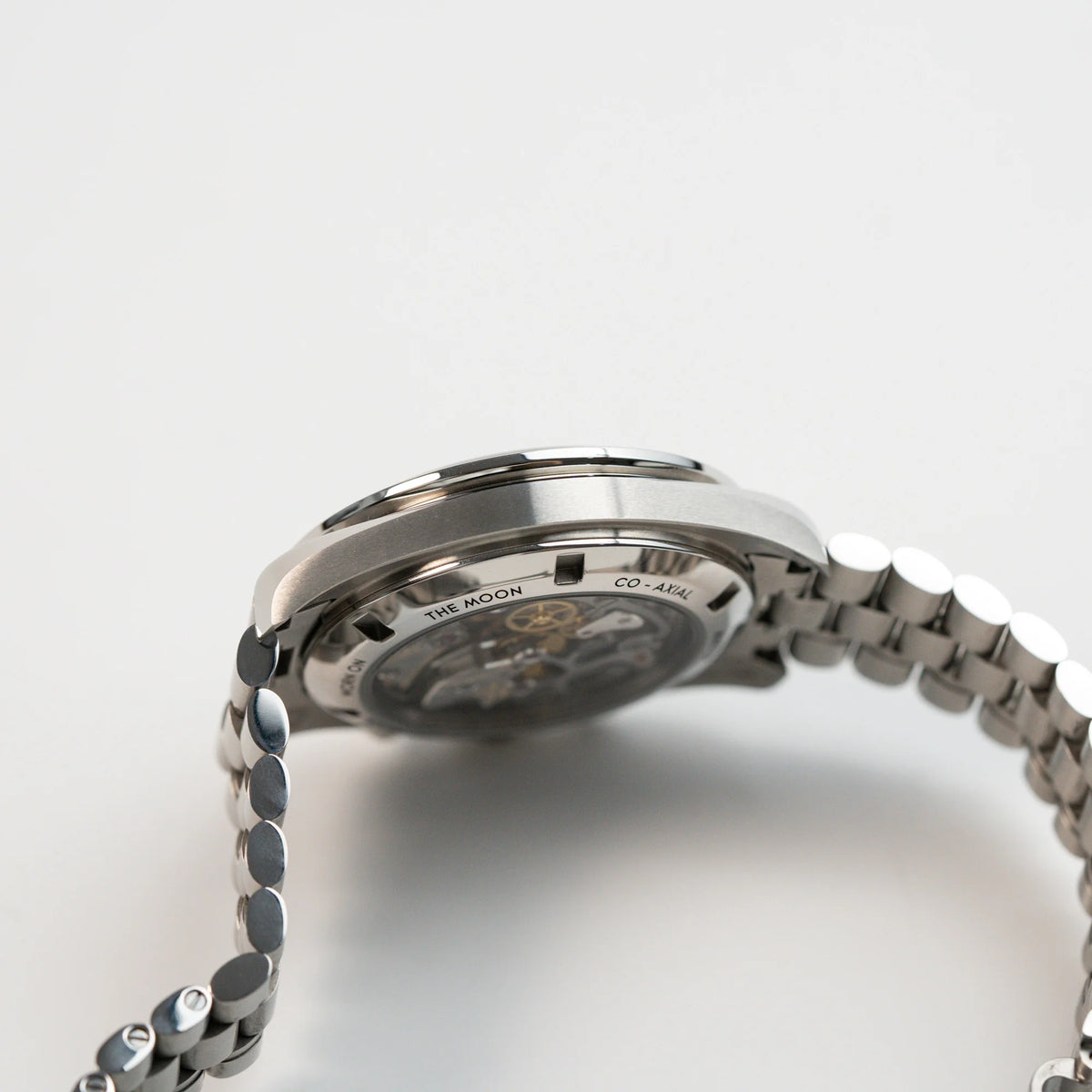 Seitliches Gehäuse der der Speedmaster Professional Moonwatch von Omega mit dem neuen weißen Zifferblatt