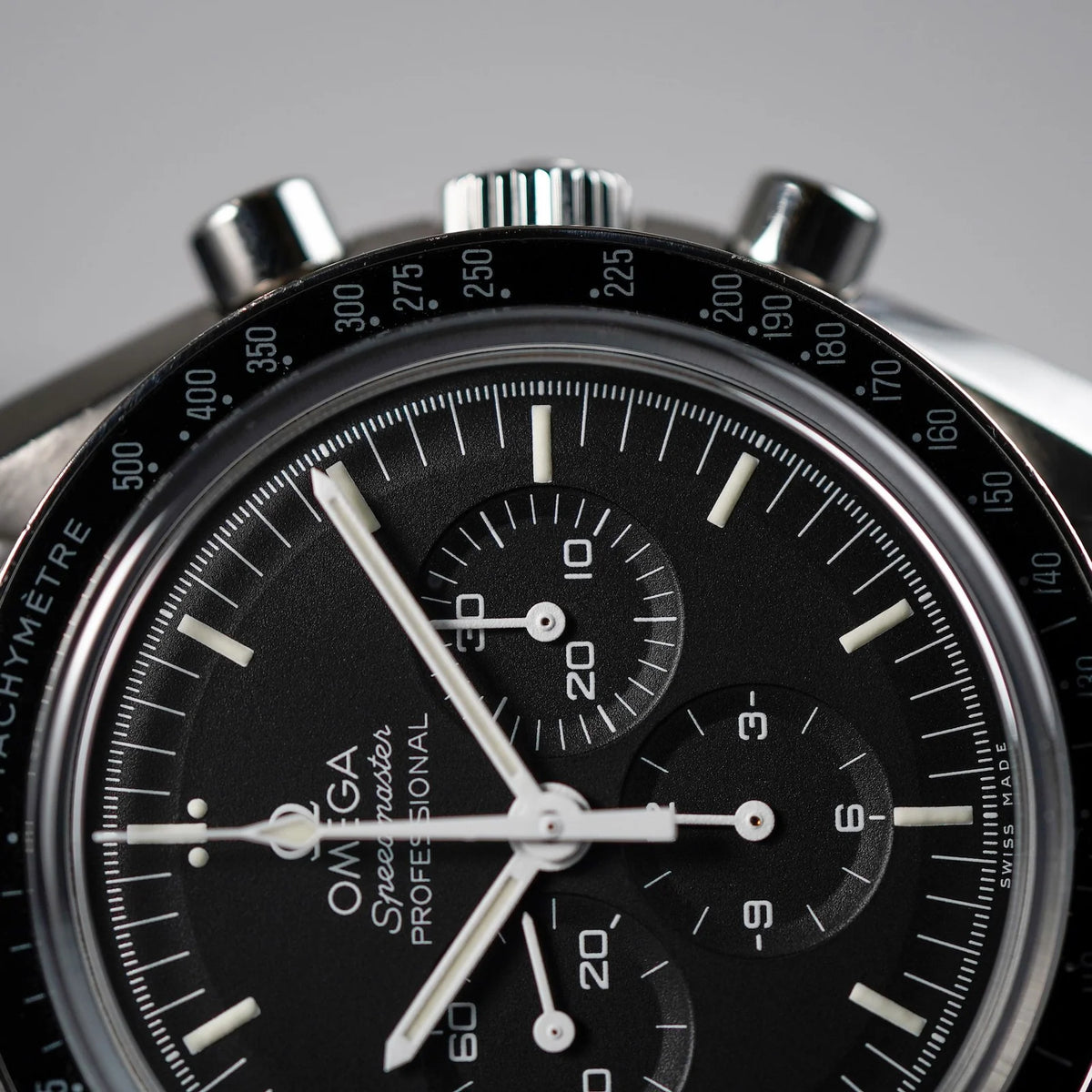 Schwarzes Zifferblatt mit Chronograph-Totalisatoren einer klassischen Omega Speedmaster Proessional
