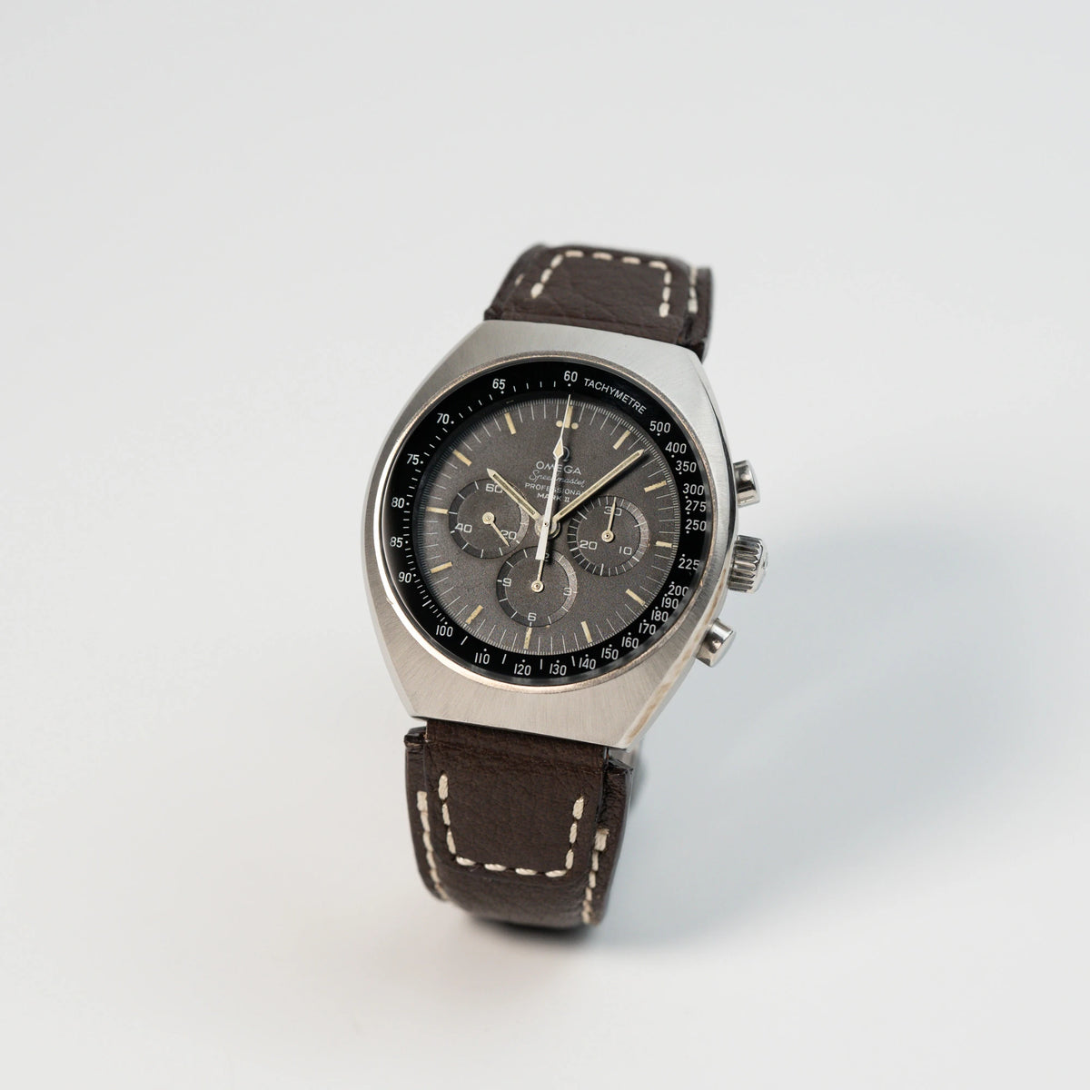 Leicht seitliche Ansicht der Omega Speedmaster Moonwatch Mark 2 an einem braunen Lederarmband
