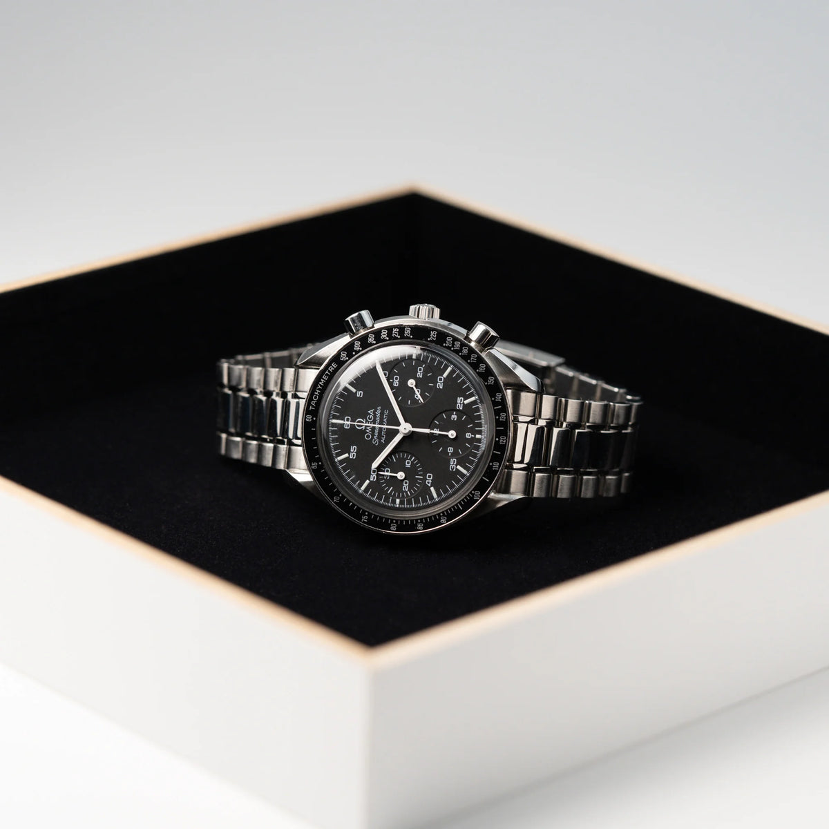 Produktfotografie der liegenden Omega Speedmaster Reduced