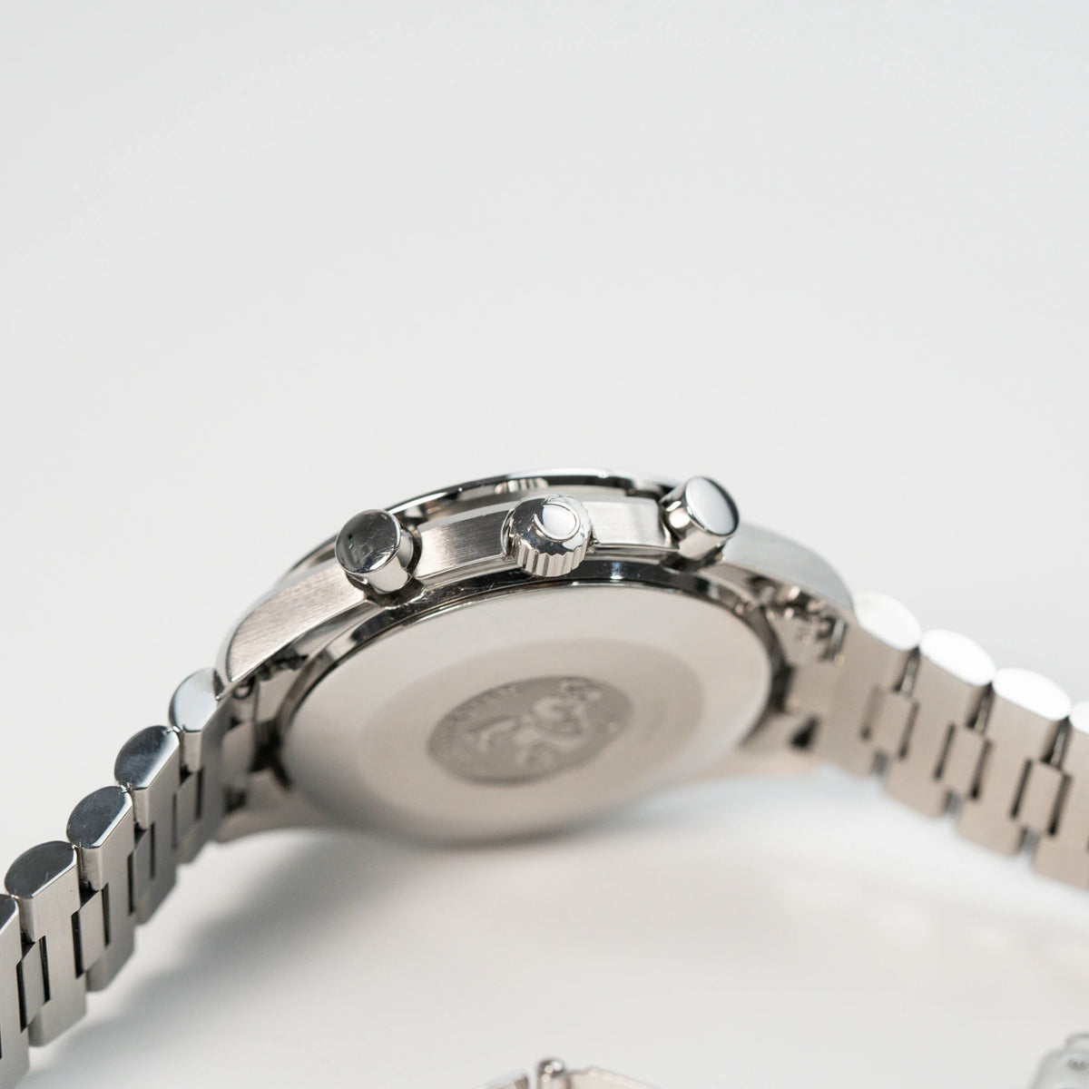 Seitliches Gehäuse mit Blick auf die Krone und die Chronographen-Drücker der Omega Speedmaster Reduced