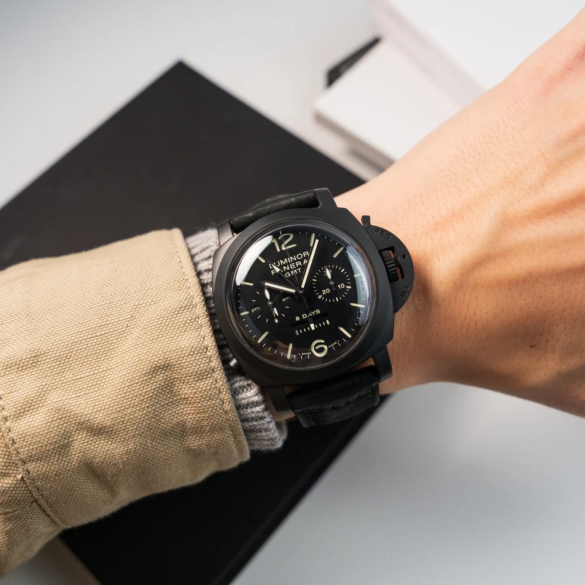 Mann trägt die der Panerai Luminor Monupulsante 8 Days  mit schwarzem Keramik-Gehäuse an seinem Handgelenk für einen Wristshot
