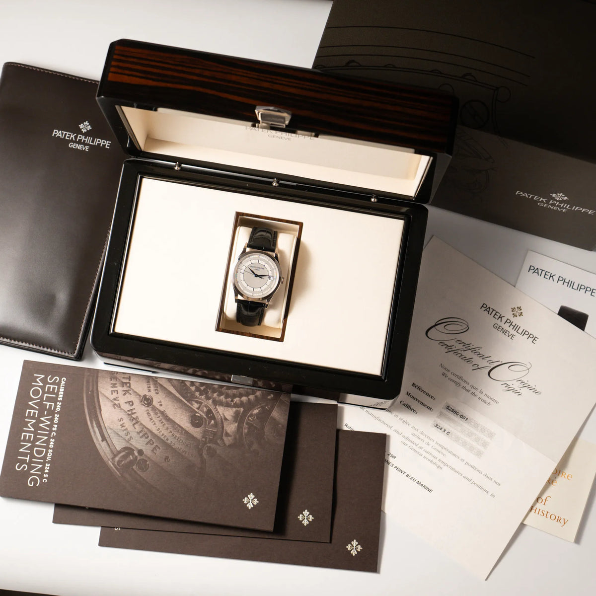 Patek Philippe Calatrava 5269G in Weißgold mit weißem Sector-Dial zusammen mit dem Lieferumfang als Full-Set, bestehend aus Box mit Umkarton, Booklets und originalem Garantie-Zertifikat