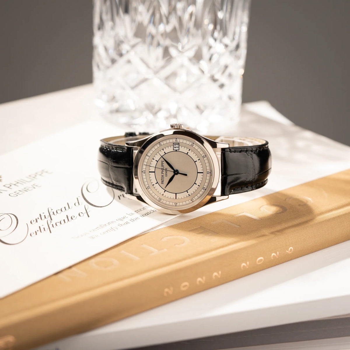 Produktfotografie der Patek Philippe Calatrava 5269G in Weißgold mit weißem Sector-Dial 