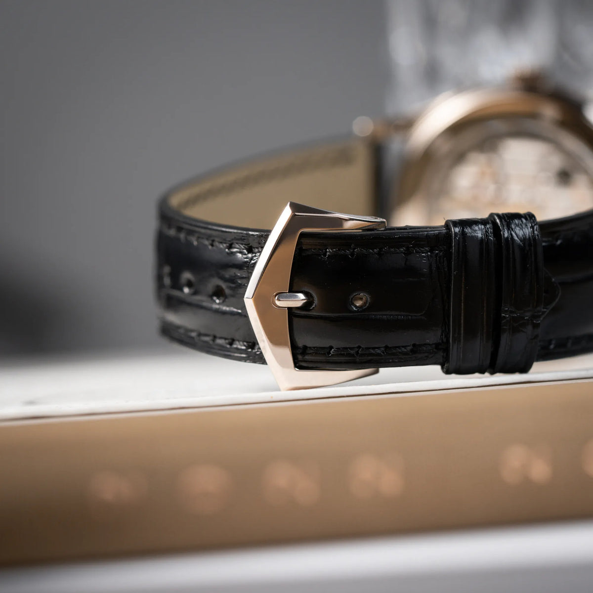 Detailaufnahme der weißgoldenen Dornschliesse in neuwertigem Zustand  am schwarzen Lederband von der Patek Philippe Calatrava 5269G in Weißgold mit weißem Sector-Dial 
