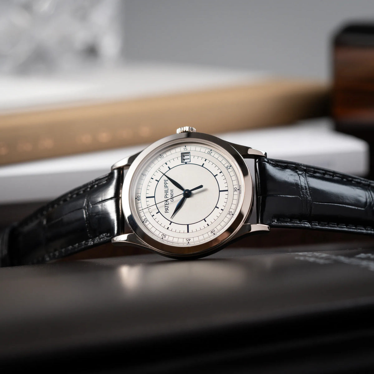 Produktfotografie der Patek Philippe Calatrava 5269G in Weißgold mit weißem Sector-Dial 