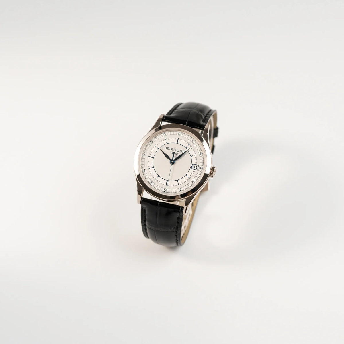 Leicht schräge Ansicht der Patek Philippe Calatrava 5269G in Weißgold mit weißem Sector-Dial 