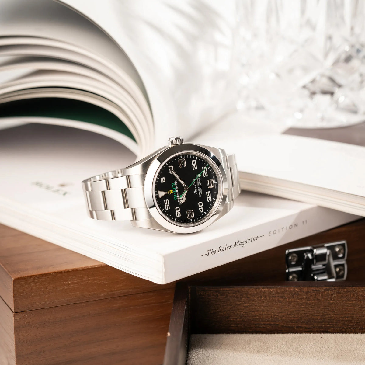 Produktfotografie der Rolex Oyster Perpetual Air King 116900 mit 40mm Gehäuse und dem klassischen schwarzen Zifferblatt mit grünem Sekundenzeiger