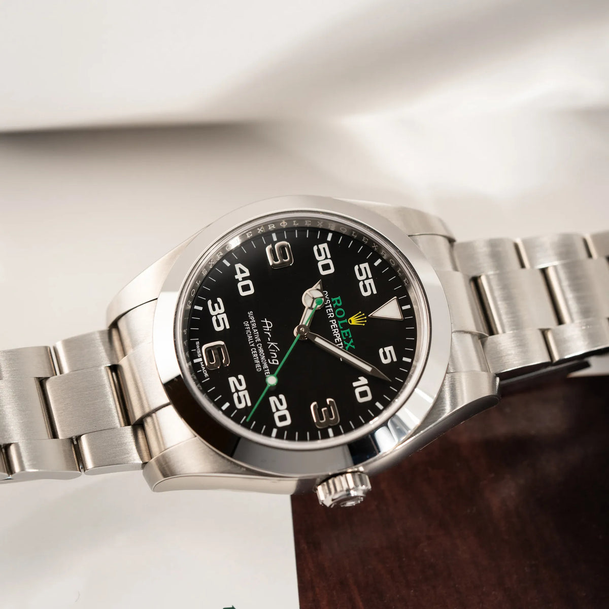 Rolex Oyster Perpetual Air King 116900 mit 40mm Gehäuse und dem klassischen schwarzen Zifferblatt mit grünem Sekundenzeiger