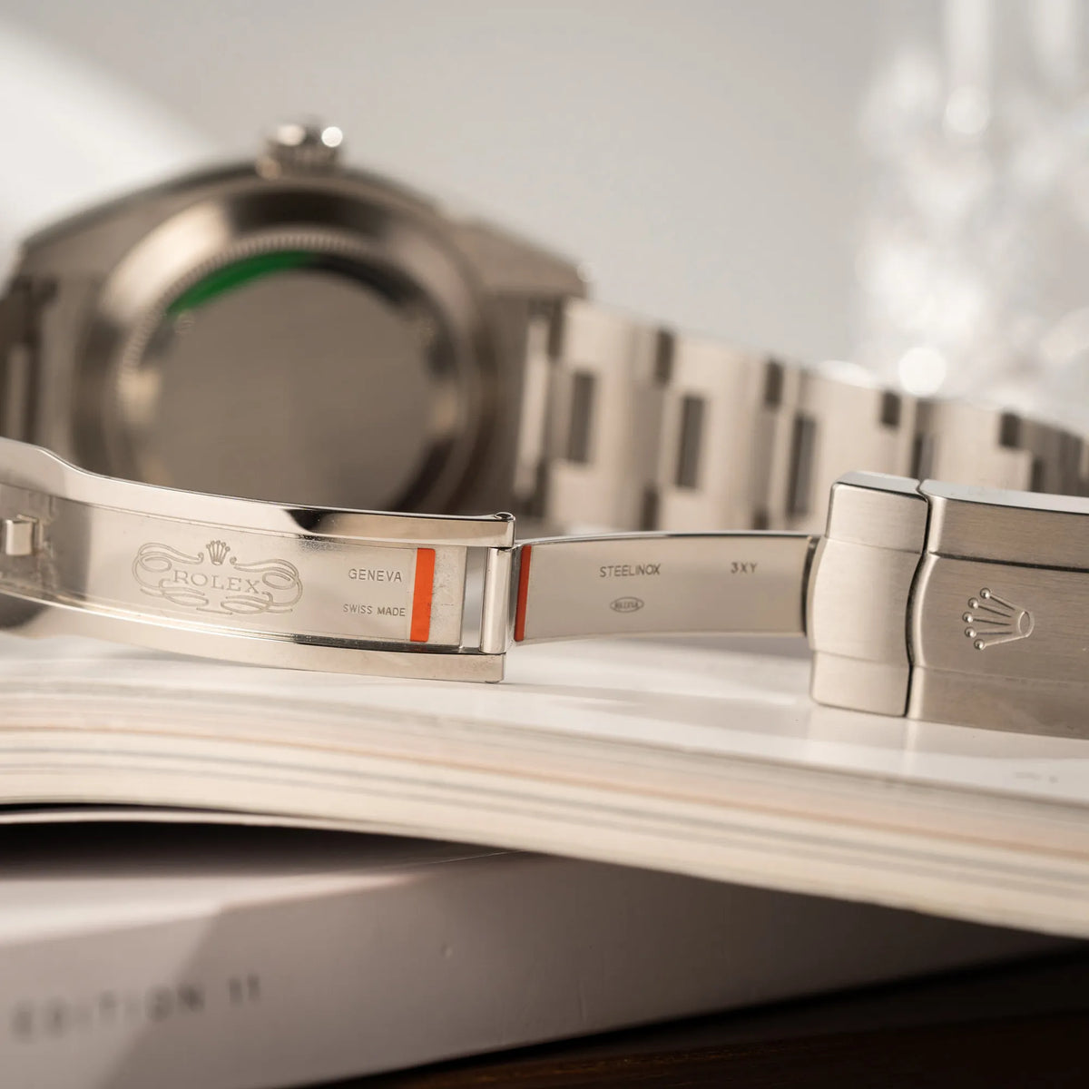Verklebte Oyster-Faltschliesse der Rolex Oyster Perpetual Air King 116900 mit 40mm Gehäuse und dem klassischen schwarzen Zifferblatt mit grünem Sekundenzeiger