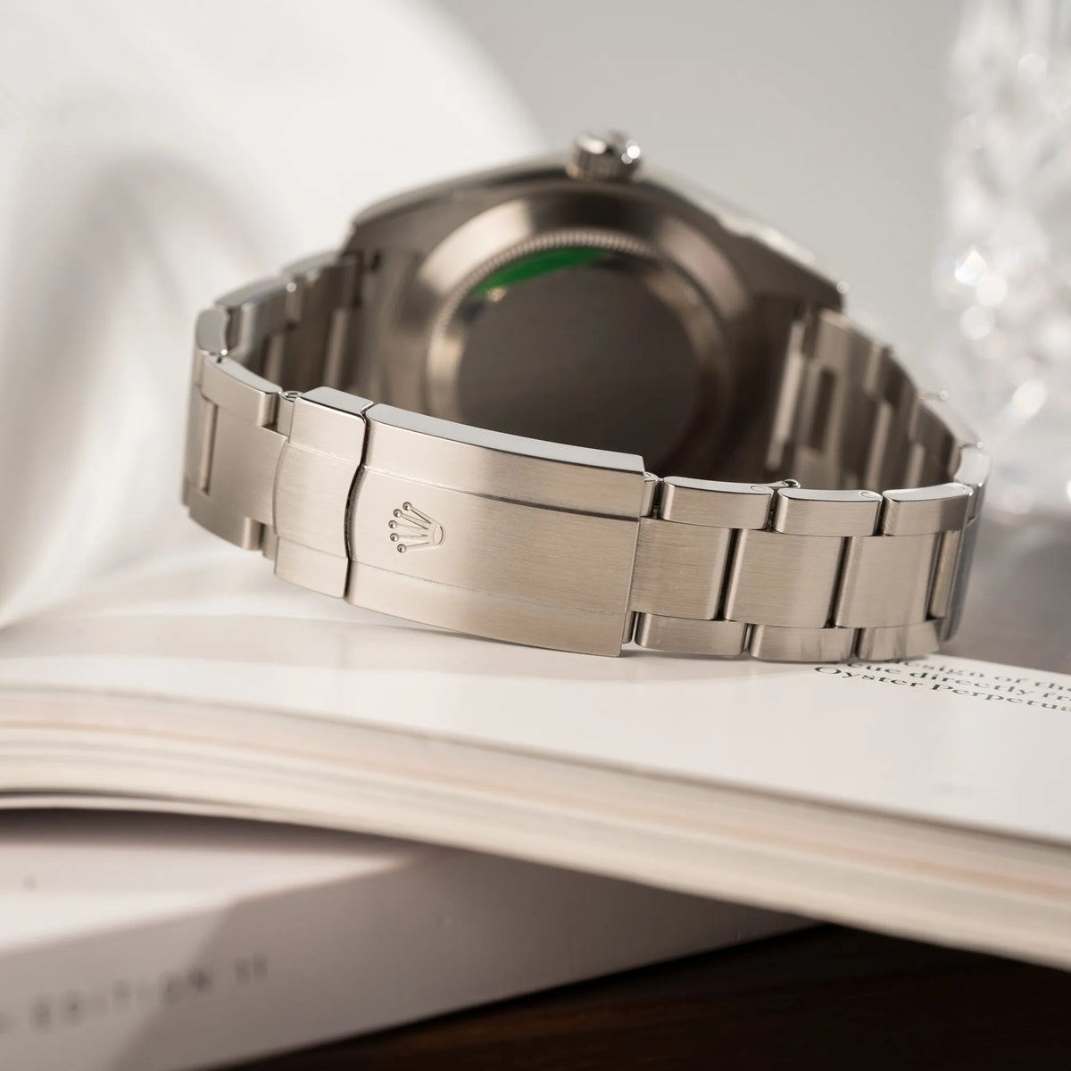 Produktfotografie der Rolex Oyster Perpetual Air King 116900 mit 40mm Gehäuse und dem klassischen schwarzen Zifferblatt mit grünem Sekundenzeiger zeigt das Oyster-Stahlband
