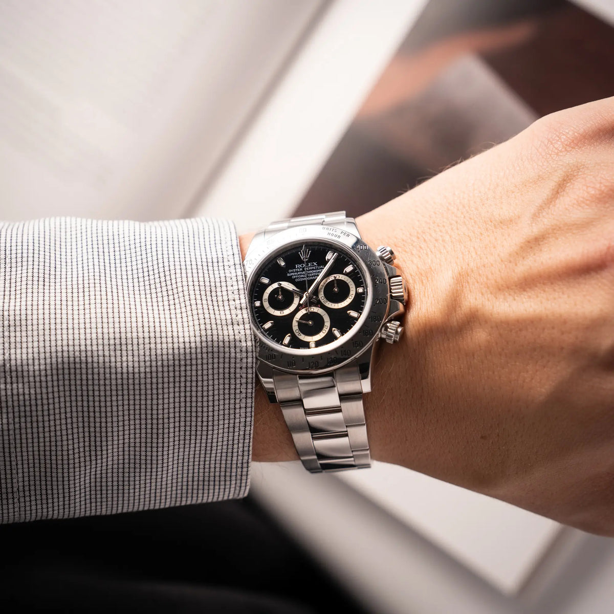 Wristshot mit der Rolex Cosmograph Daytona 116520 mit schwarzem Zifferblatt und der klassischen Edelstahl-Lünette vor Umstellung auf die Keramik-Lünette