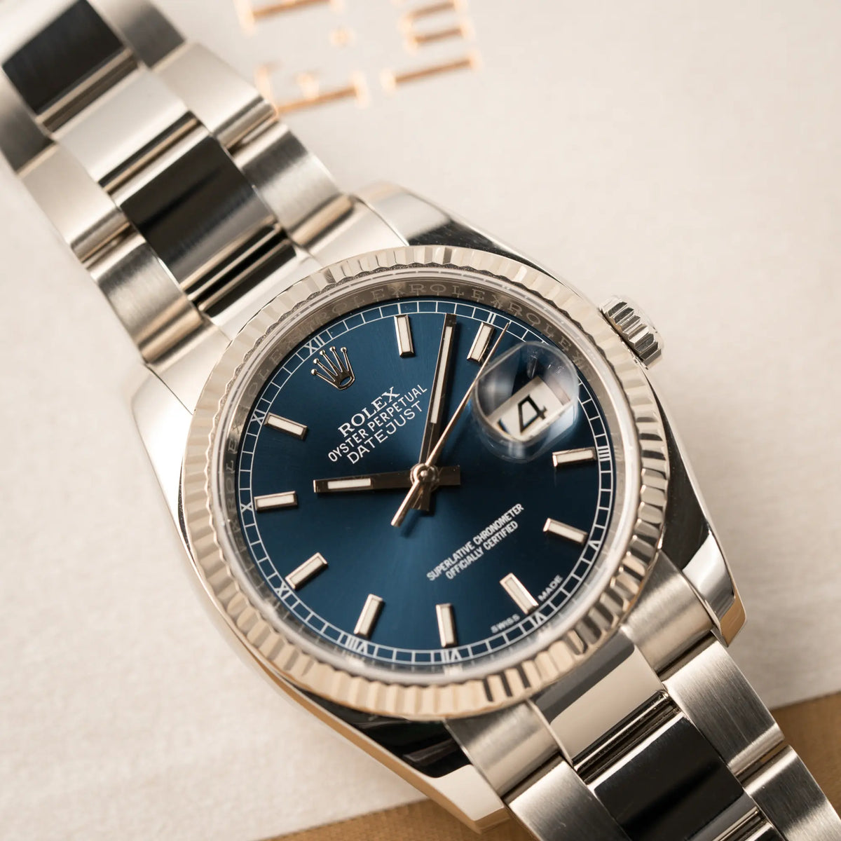 Detailaufnahme des Uhrenkopfes der Rolex Datejust 36 der Referenz 116234 mit geriffelter Lünette und blauem Sonnenschliff-Zifferblatt