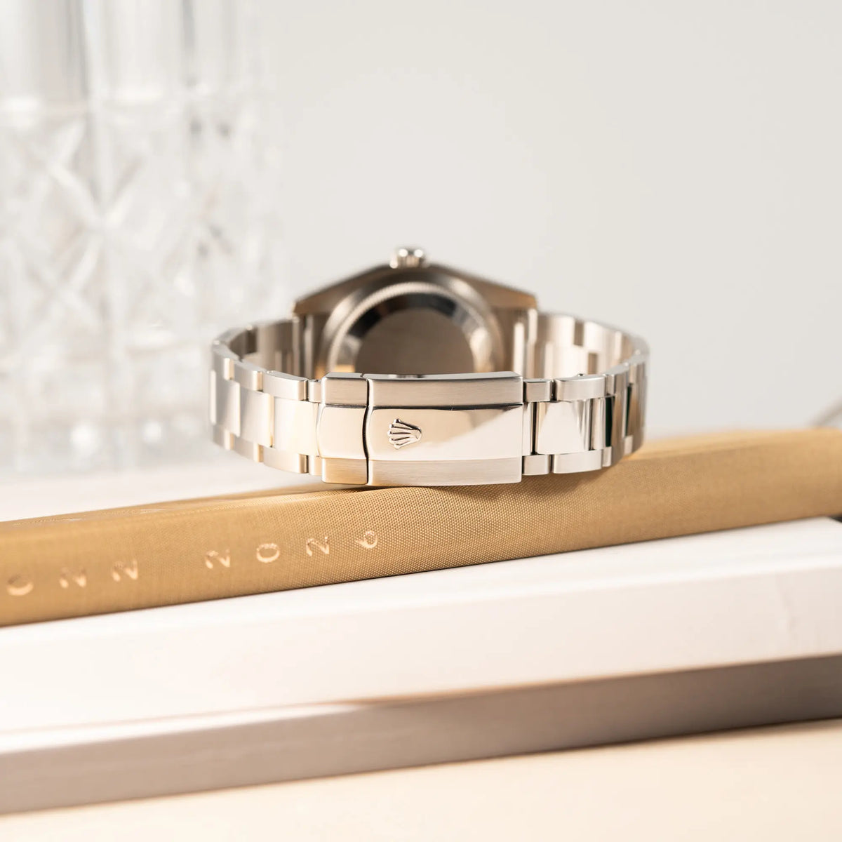 Produktfotografie der Rolex Datejust 36 der Referenz 116234 mit geriffelter Lünette und blauem Sonnenschliff-Zifferblatt zeigt das Oyster-Stahl-SFaltschliesse