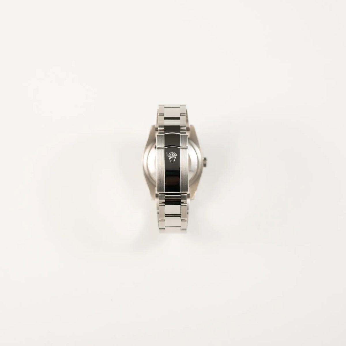 Blick auf die Oyster-Stahlschliesse von der Rolex Datejust 36 der Referenz 116234 mit geriffelter Lünette und blauem Sonnenschliff-Zifferblatt