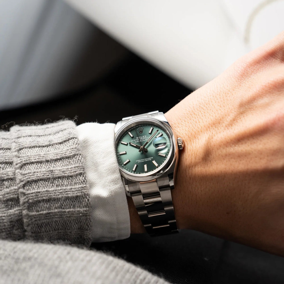 Wristshot an einem  Männerhnadgelenk mit der mit Stickern teil-verklebte Rolex Datejust 36 der Referenz 126200 mit glatter Lünette am Oyster-Stahlband mit dem Mint-Green-Zifferblatt 