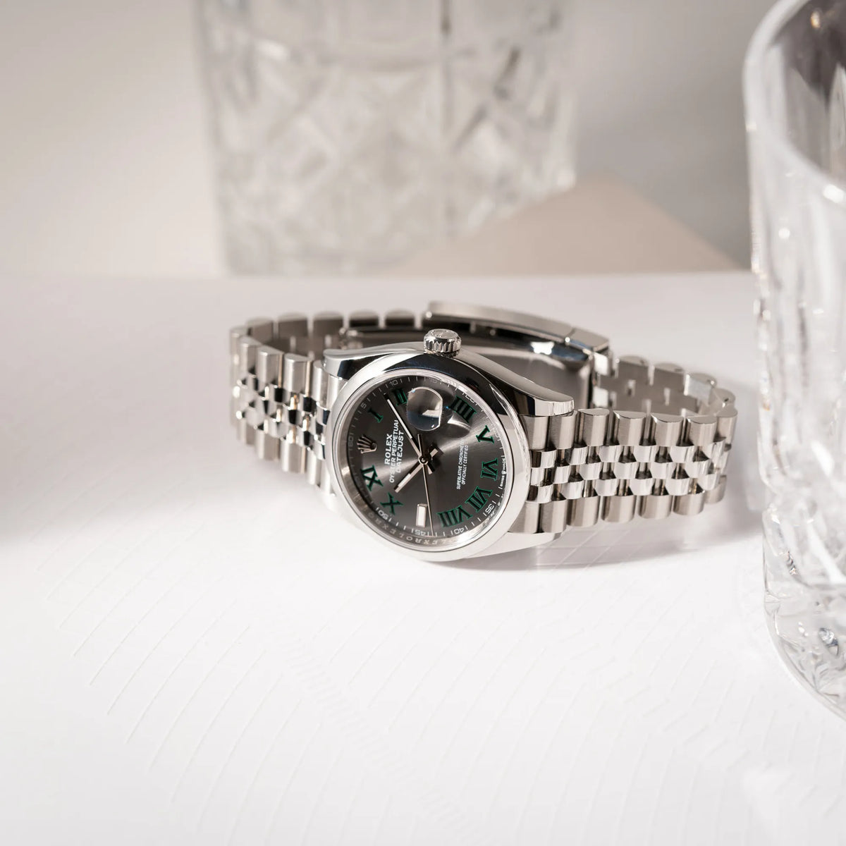Produktfotografie der  Rolex Datejust 36 Wimbledon der Referenz  126200 mit glatter Lünette, anthrazitfarbenem Zifferblatt und schwarz-grünen, römischen Indizes am Jubillee-Armband