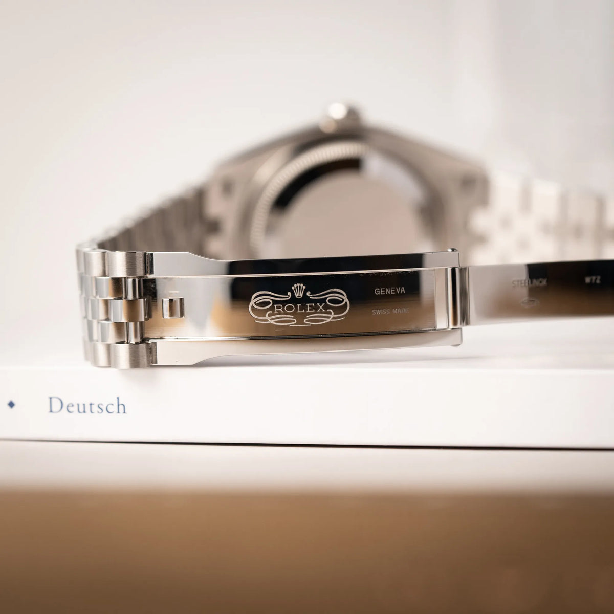 Klassisches Rolex Logo im Inneren der Oyster-Faltschliesse von der Rolex Datejust 36 Wimbledon der Referenz 126200 mit glatter Lünette, anthrazitfarbenem Zifferblatt und schwarz-grünen, römischen Indizes am Jubillee-Armband