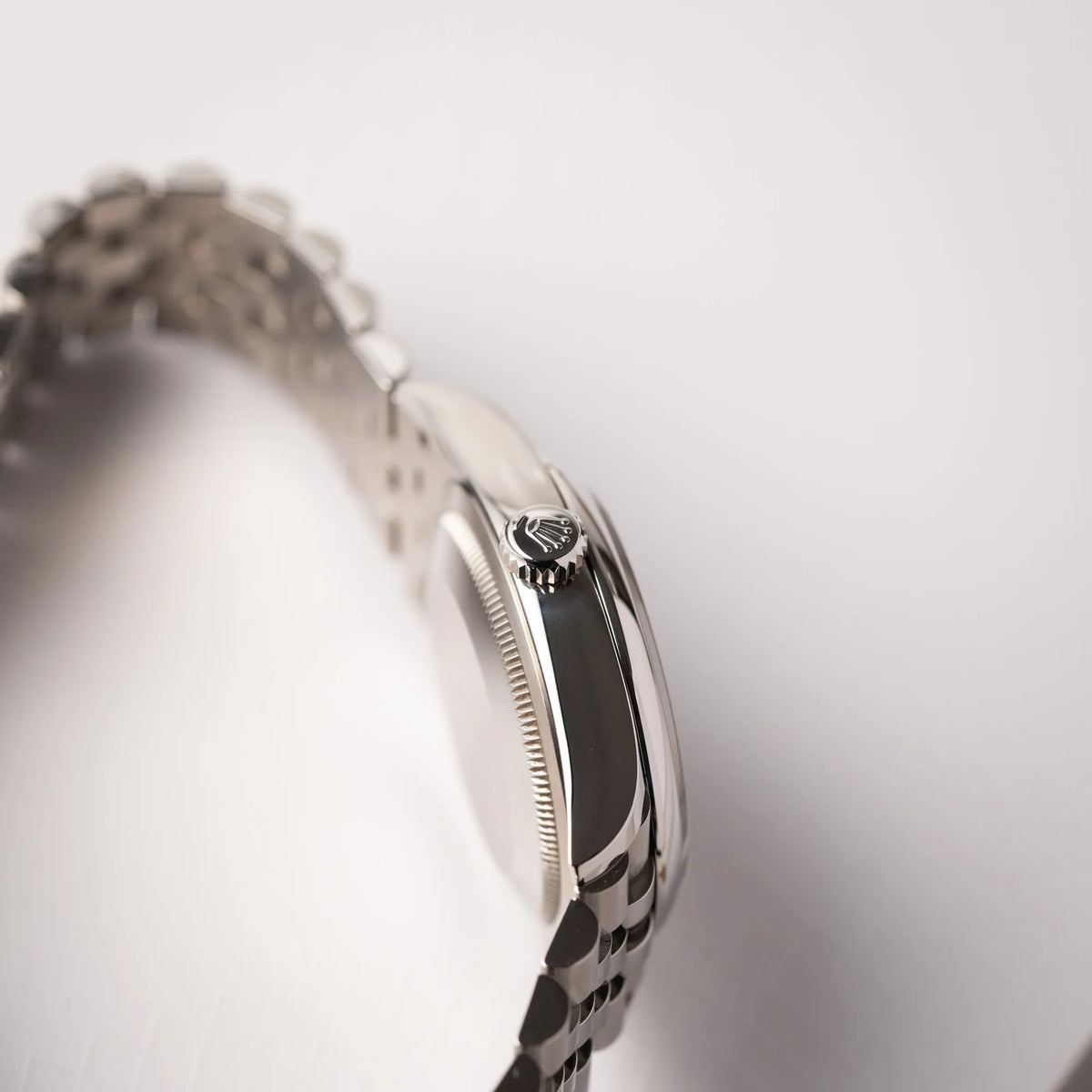 Blick auf die Aufzugskrone der Rolex Datejust 36 Wimbledon der Referenz 126200 mit glatter Lünette, anthrazitfarbenem Zifferblatt und schwarz-grünen, römischen Indizes am Jubillee-Armband