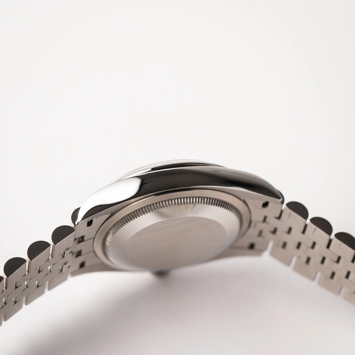 Seitliche Gehäuseflanke der  Rolex Datejust 36 Wimbledon der Referenz  126200 mit glatter Lünette, anthrazitfarbenem Zifferblatt und schwarz-grünen, römischen Indizes am Jubillee-Armband