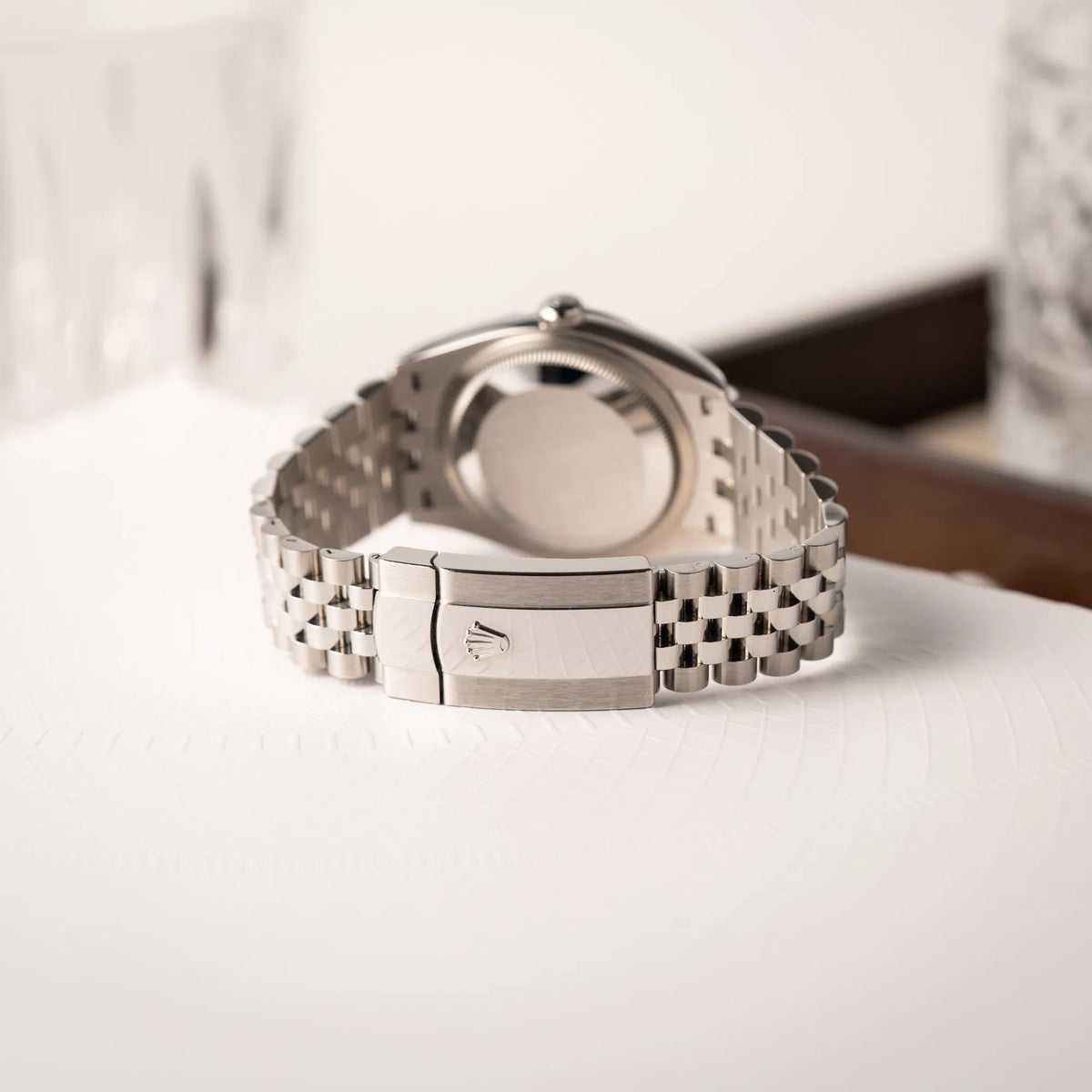 Produktfotografie der Rolex Datejust 36 Wimbledon der Referenz 126200 mit glatter Lünette, anthrazitfarbenem Zifferblatt und schwarz-grünen, römischen Indizes zeigt das Jubillee-Armband mit Oyster-Faltschliesse