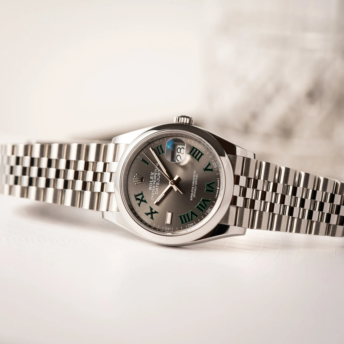 Produktfotografie als Titelbild für die Rolex Datejust 36 Wimbledon der Referenz  126200 mit glatter Lünette, anthrazitfarbenem Zifferblatt und schwarz-grünen, römischen Indizes am Jubillee-Armband