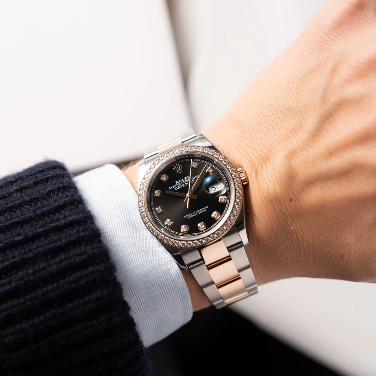 Wristshot mit der Rolex Datejust 36 126218RBR in Stahl-Roségold mit schwarzem Diamant-Zifferblatt und Diamant-Lünette im Factory-Besatz