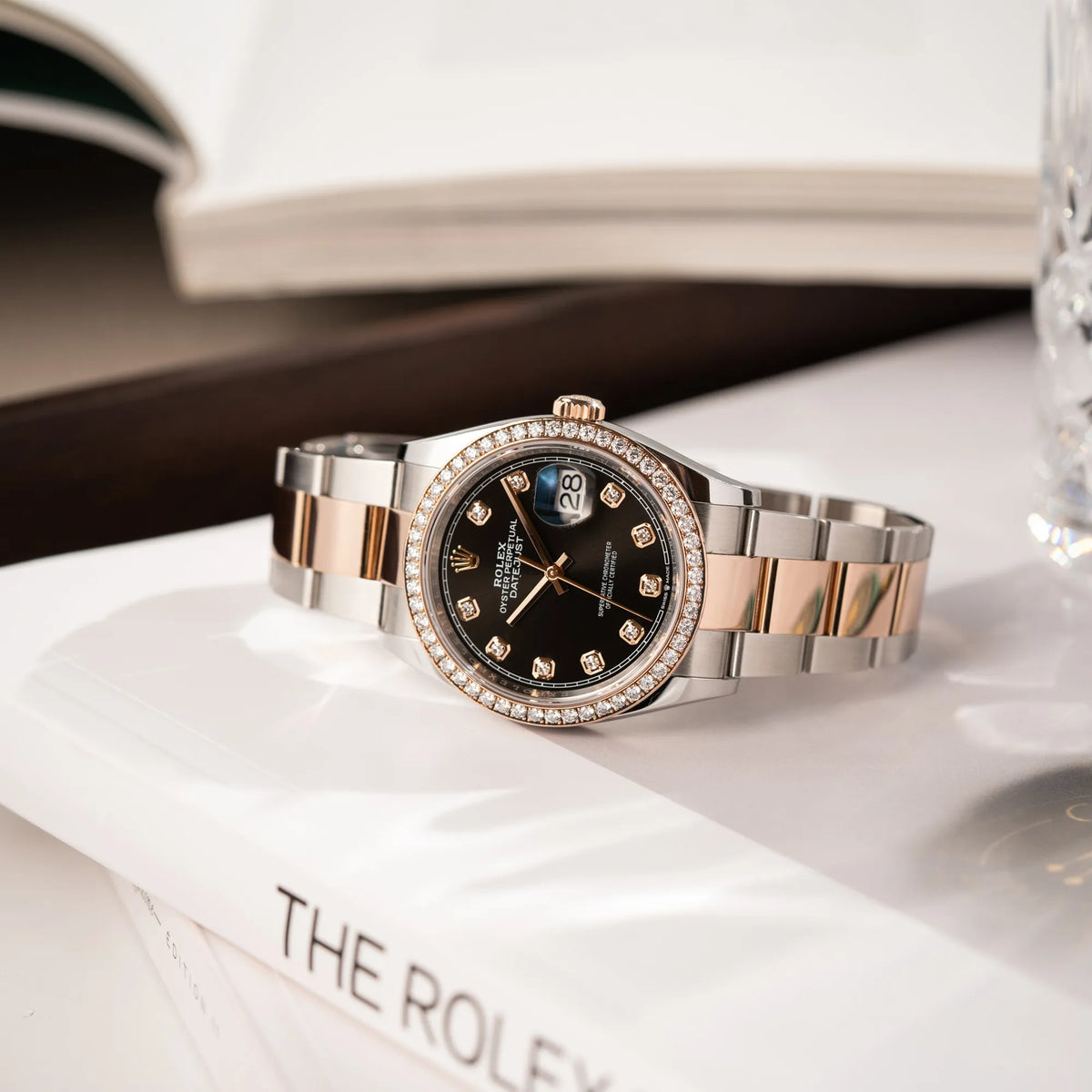 Produktfotografie der Rolex Datejust 36 126218RBR in Stahl-Roségold mit schwarzem Diamant-Zifferblatt und Diamant-Lünette im Factory-Besatz