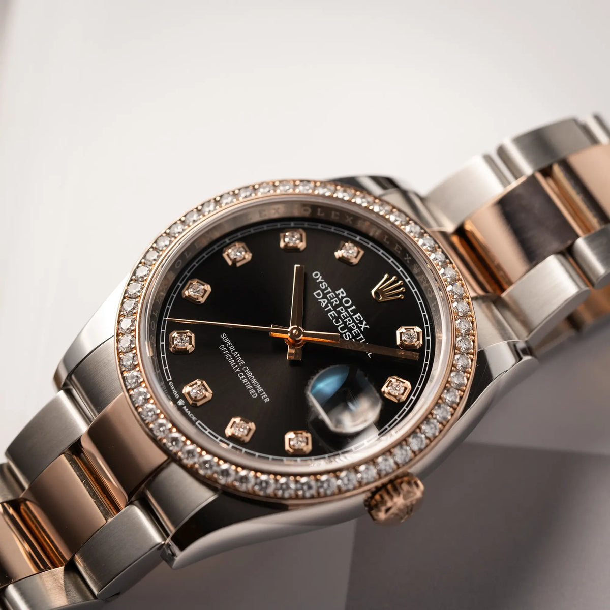 Produktfotografie als Titelbild für die Rolex Datejust 36 126218RBR in Stahl-Roségold mit schwarzem Diamant-Zifferblatt und Diamant-Lünette im Factory-Besatz