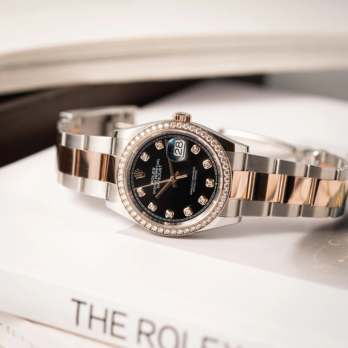 Produktfotografie der Rolex Datejust 36 126218RBR in Stahl-Roségold mit schwarzem Diamant-Zifferblatt und Diamant-Lünette im Factory-Besatz