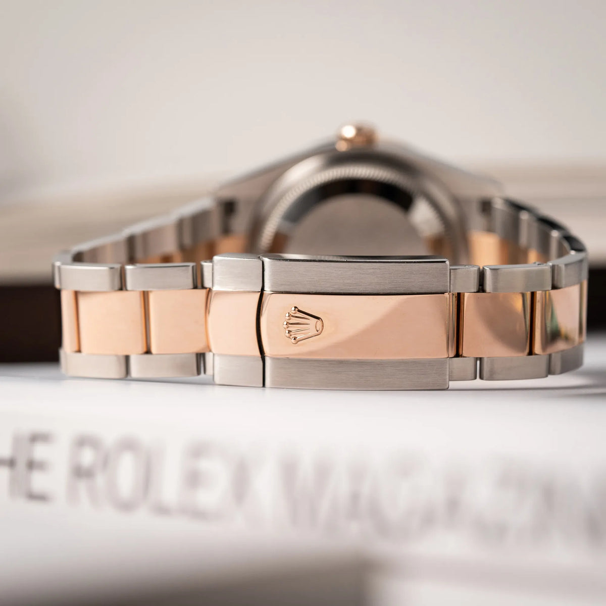 Detailaufnahme der Oyster-Schliesse von der Rolex Datejust 36 126218RBR in Stahl-Roségold mit schwarzem Diamant-Zifferblatt und Diamant-Lünette im Factory-Besatz