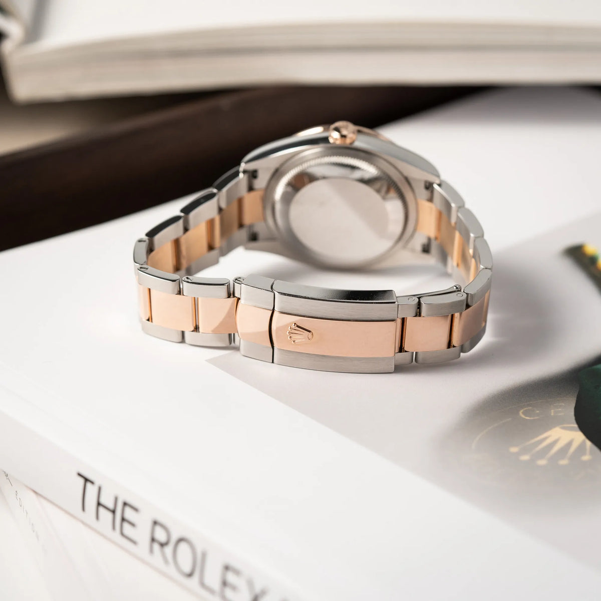 Produktfotografie zeigt die Oyster-Schliesse der Rolex Datejust 36 126218RBR in Stahl-Roségold mit schwarzem Diamant-Zifferblatt und Diamant-Lünette im Factory-Besatz