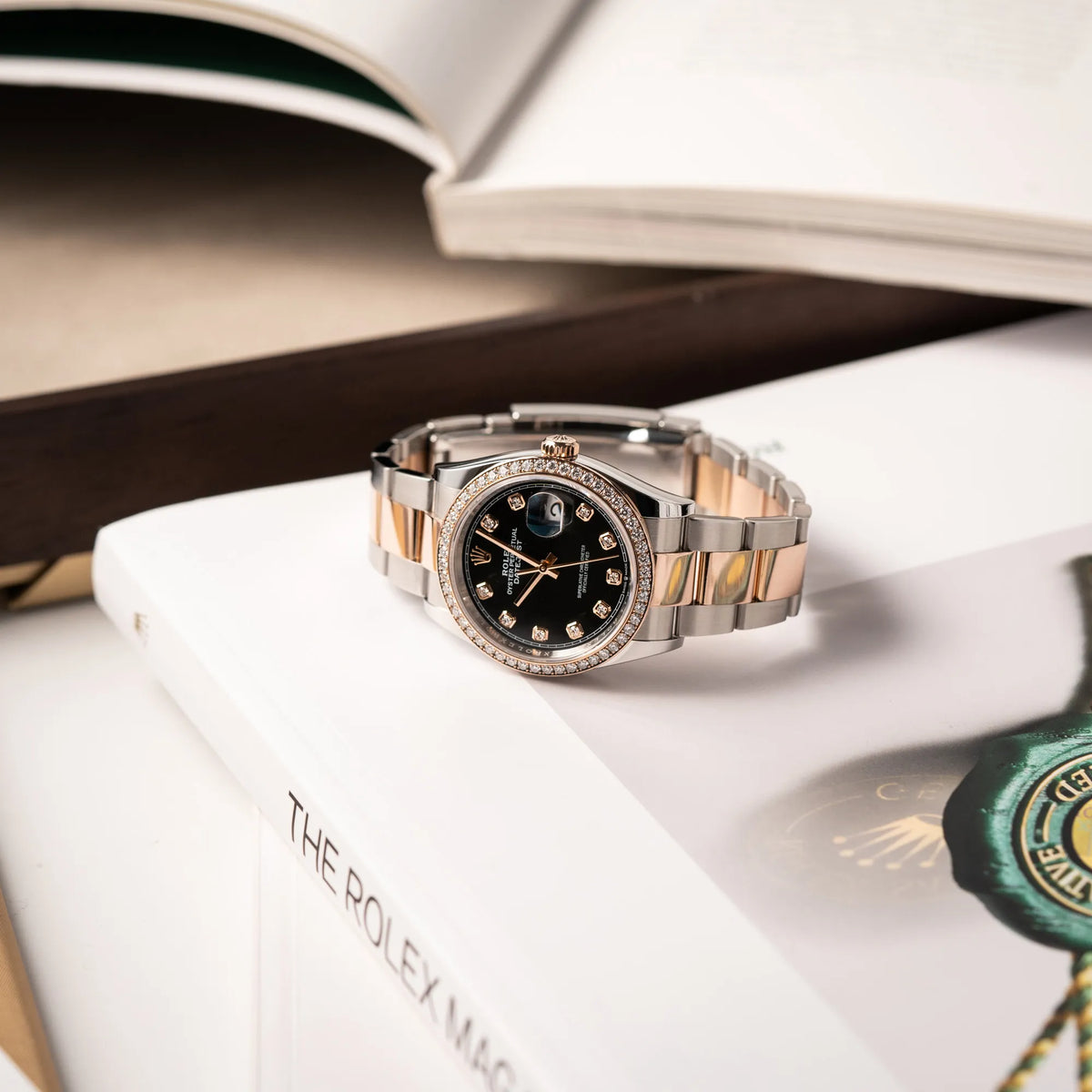 Produktfotografie von der für die Rolex Datejust 36 126218RBR in Stahl-Roségold mit schwarzem Diamant-Zifferblatt und Diamant-Lünette im Factory-Besatz