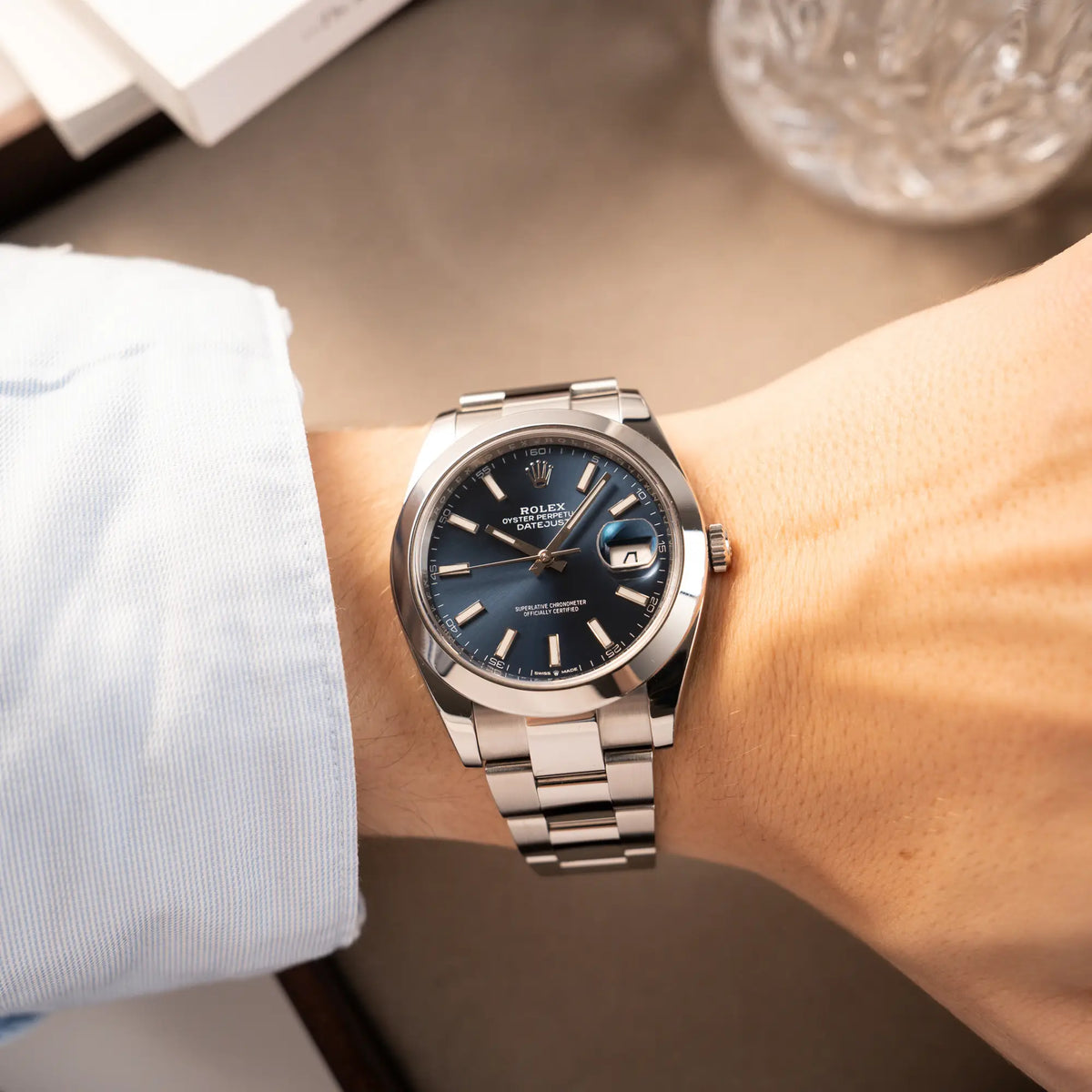 Wristshot mit der Rolex Datejust 41 der Referenz 126300 mit blauem Zifferblatt, glatter Lünette, am Oyster-Stahlband