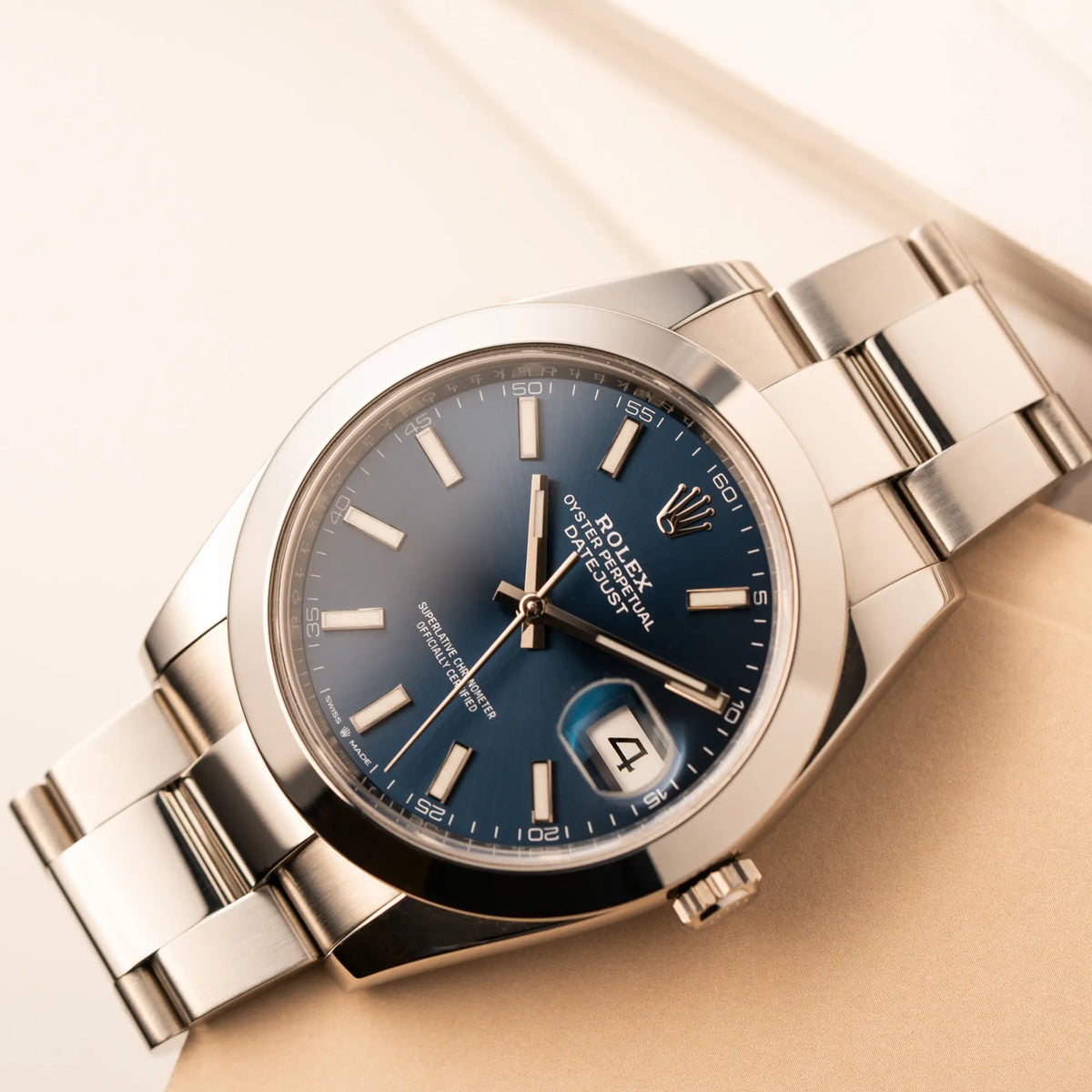 Produktfotografie als Titelbild für das Produkt Rolex Datejust 41 der Referenz 126300 mit blauem Zifferblatt, glatter Lünette, am Oyster-Stahlband