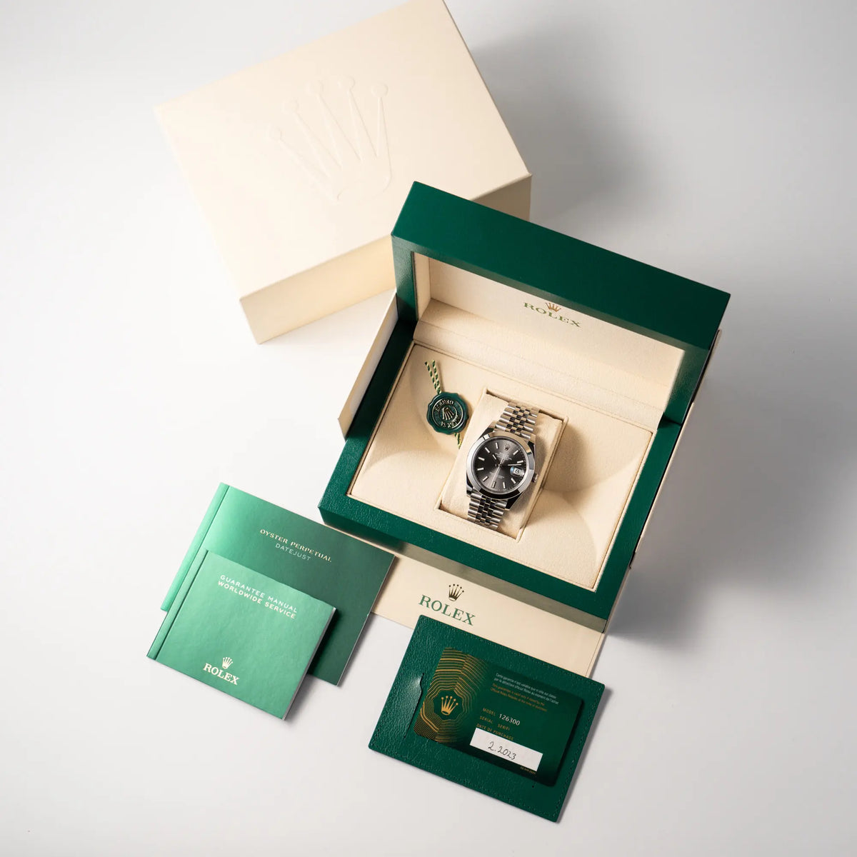 Rolex Datejust 41 der Referenz 126300 mit grauem Zifferblatt und glatter Lünette am Jubilee-Stahl-Armband zusammen mit dem Lieferumfang bestehend aus Box mit Umkarton und Papieren, sowie Booklets