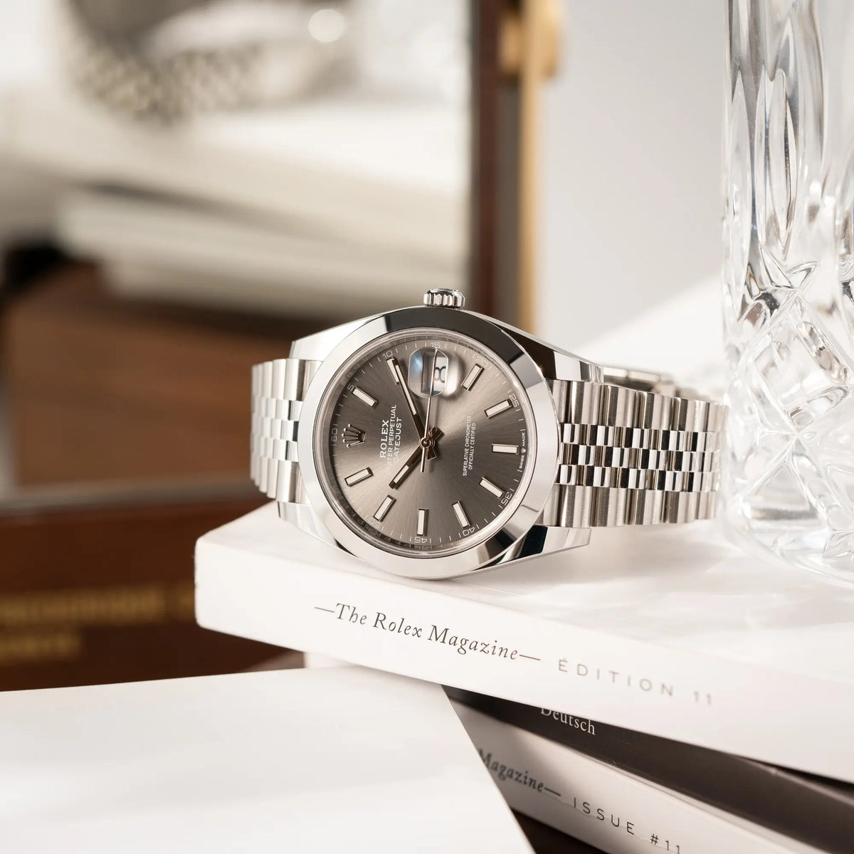 Produktfotografie der Rolex Datejust 41 der Referenz 126300 mit grauem Zifferblatt und glatter Lünette am Jubilee-Stahl-Armband