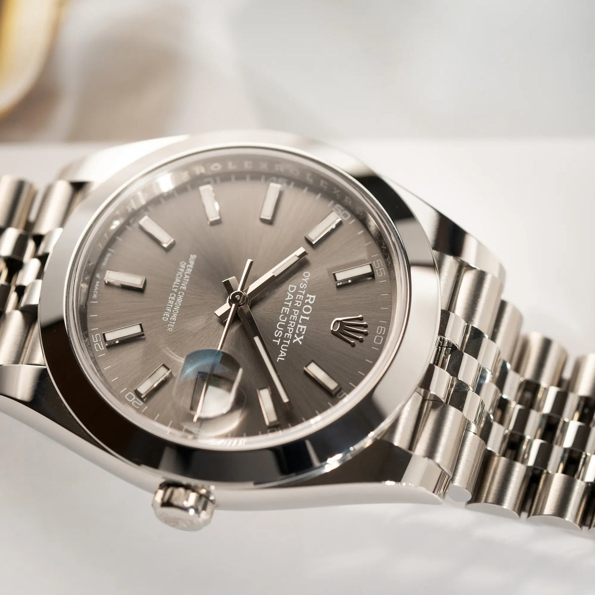 Produktfotografie als Titelbild für die Rolex Datejust 41 der Referenz 126300 mit grauem Zifferblatt und glatter Lünette am Jubilee-Stahl-Armband