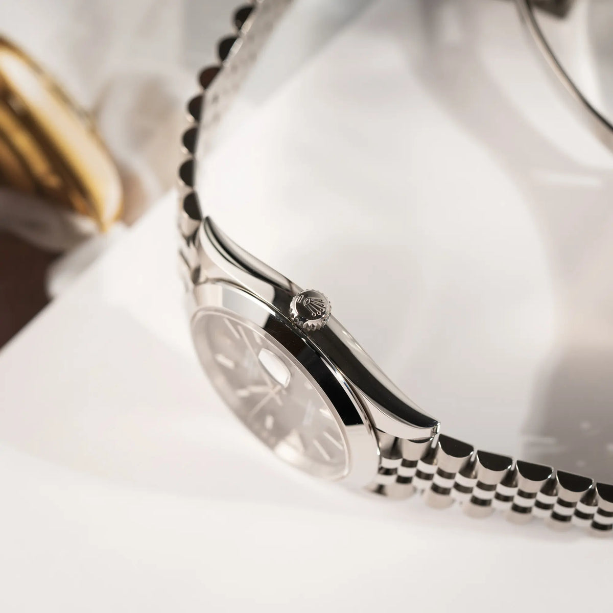 Produktfotografie der Rolex Datejust 41 der Referenz 126300 mit grauem Zifferblatt und glatter Lünette am Jubilee-Stahl-Armband zeigt die Aufzugskrone
