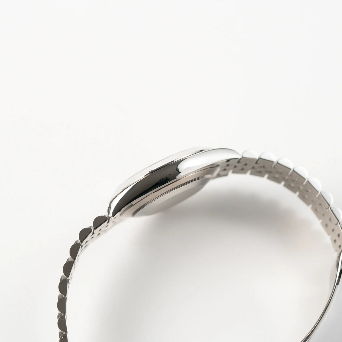 Seitliche Gehäuseflanke der Rolex Datejust 41 der Referenz 126300 mit grauem Zifferblatt und glatter Lünette am Jubilee-Stahl-Armband