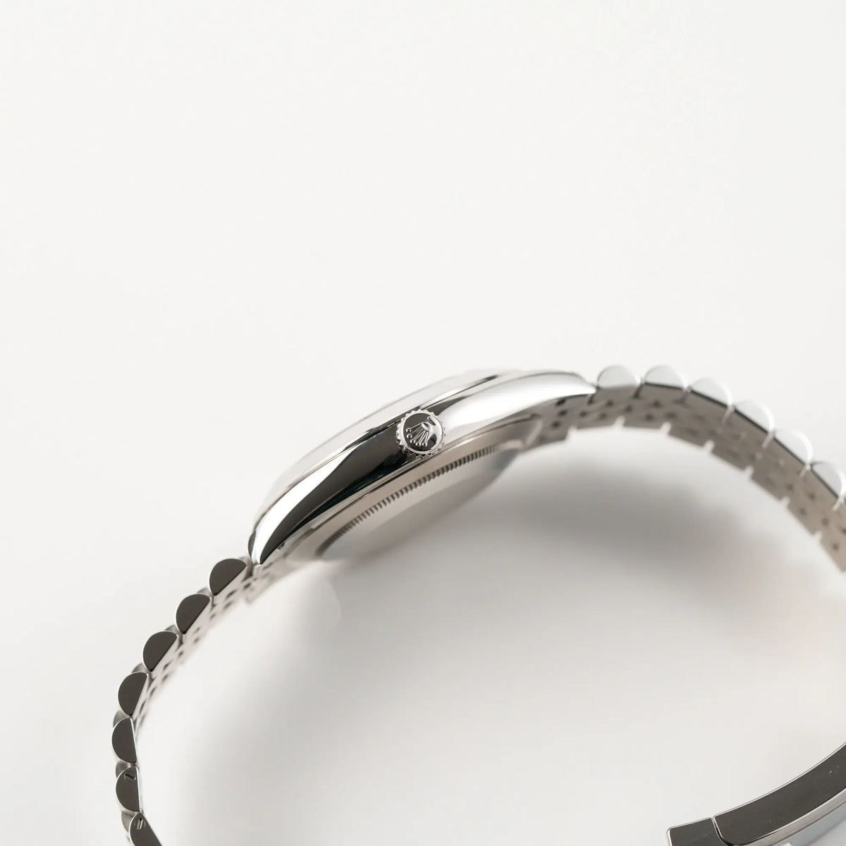 Seitliche Gehäuseflanke der Rolex Datejust 41 der Referenz 126300 mit grauem Zifferblatt und glatter Lünette am Jubilee-Stahl-Armband mit Blick auf die Aufzugskrone