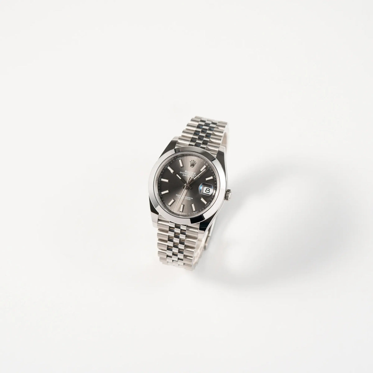 Leicht schräge Ansicht der Rolex Datejust 41 der Referenz 126300 mit grauem Zifferblatt und glatter Lünette am Jubilee-Stahl-Armband