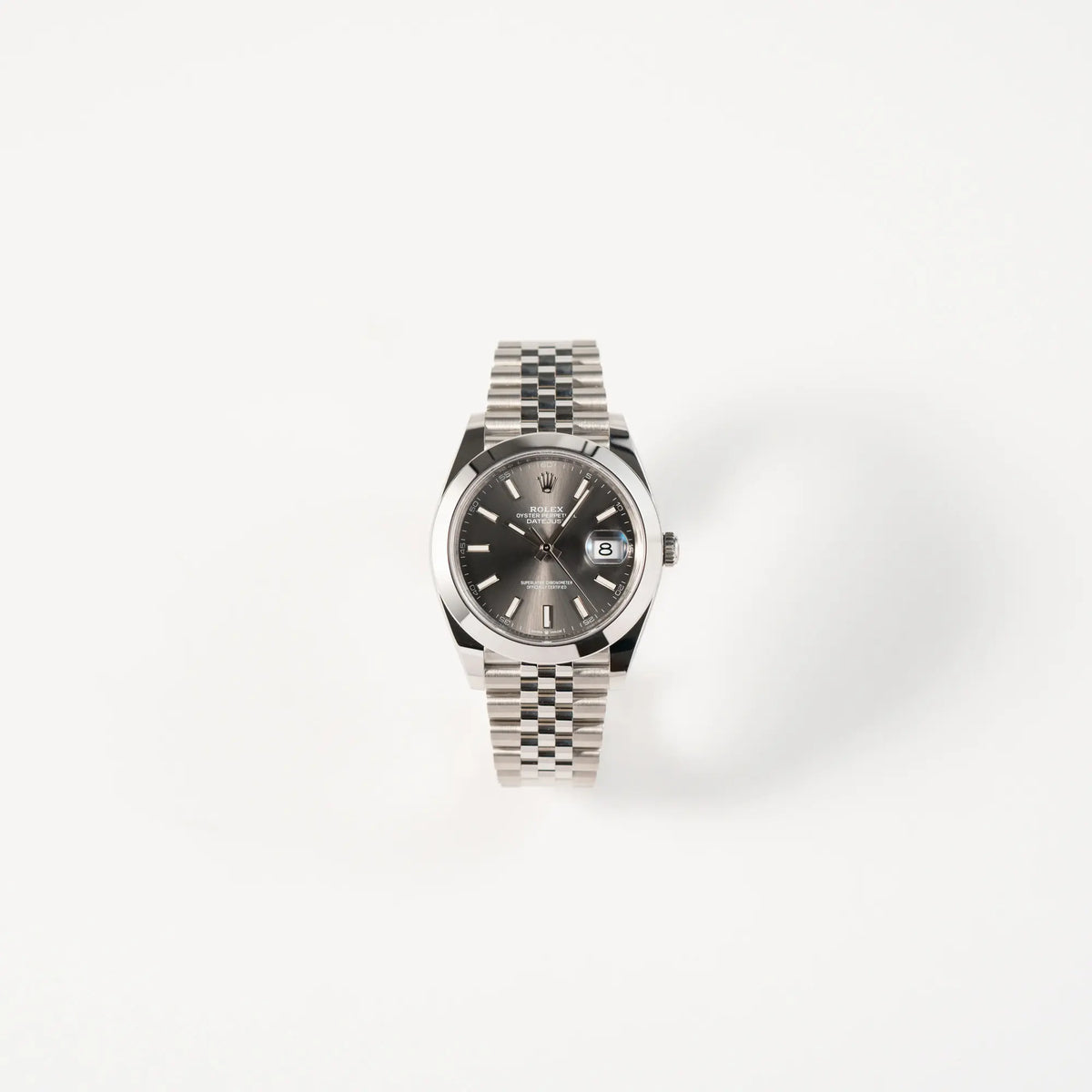 Frontale Ansicht der Rolex Datejust 41 der Referenz 126300 mit grauem Zifferblatt und glatter Lünette am Jubilee-Stahl-Armband